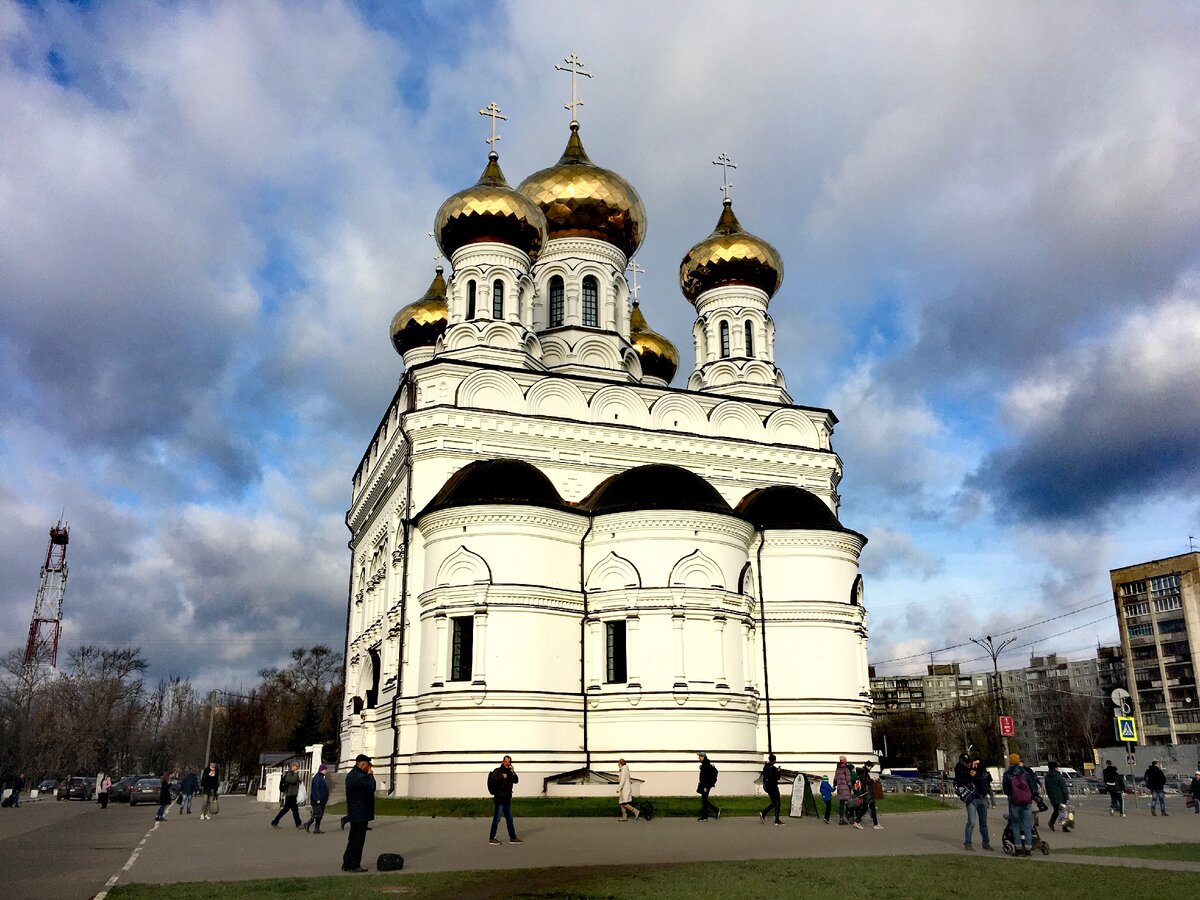 Храм святого Александра Невского на привокзальной площади в Твери