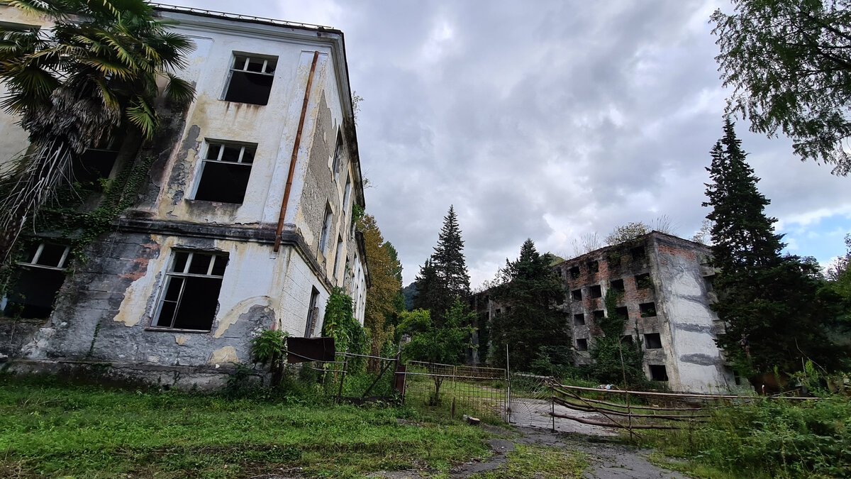 Город Ткуарчал, один самых пострадавших от войны городов Абхазии. Из-за Грузино-Абхазского конфликта и дальнейшего приостановления производства, население в этом городе уменьшилось на 90%.