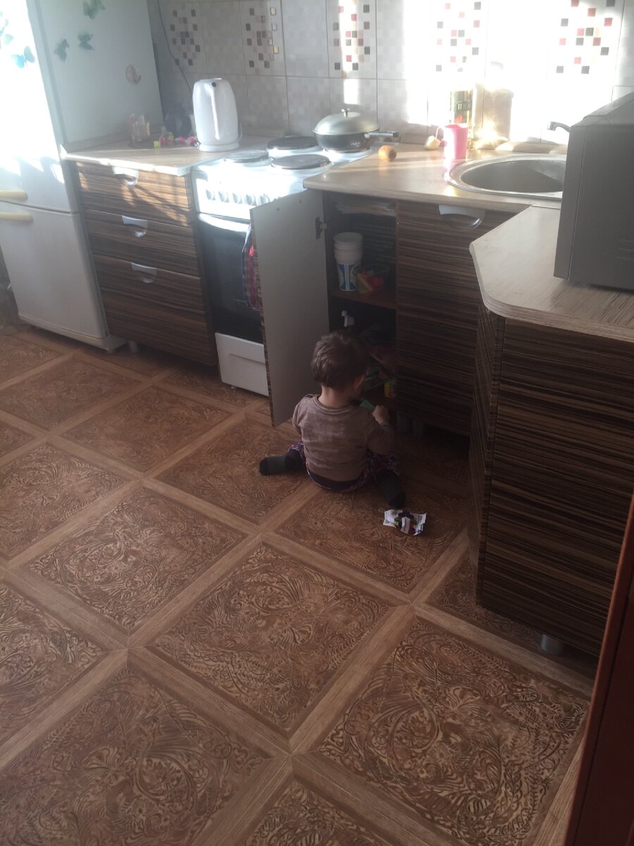 Немного тишины, пока разбирает шкаф на кухне 