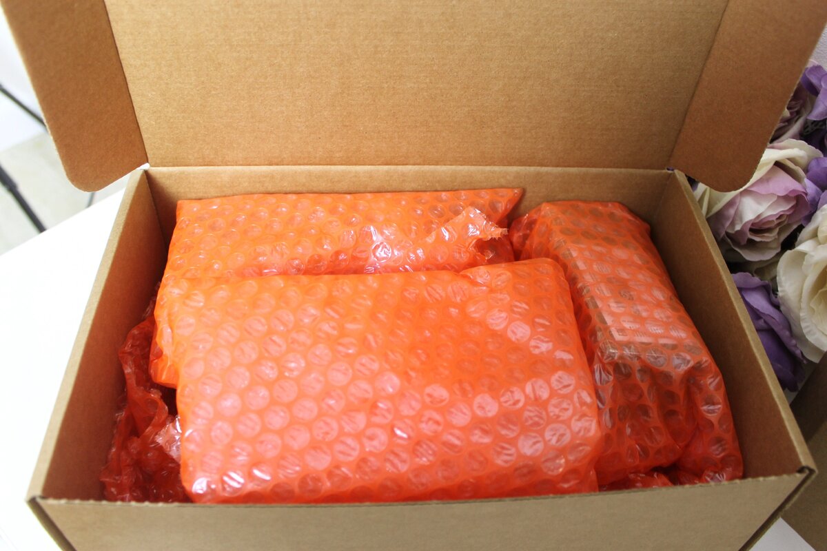 Каждый предмет завернут в пупырчатую пленку