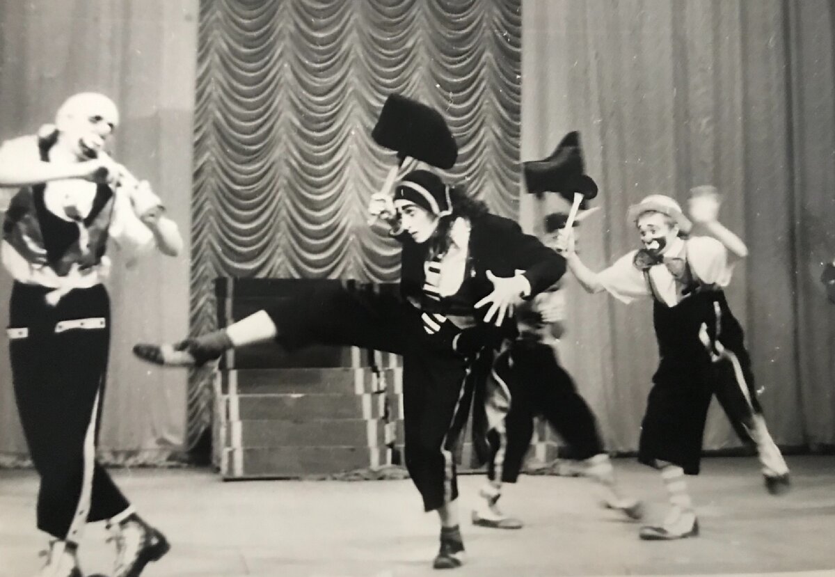 Выступление комиков на сцене ДК