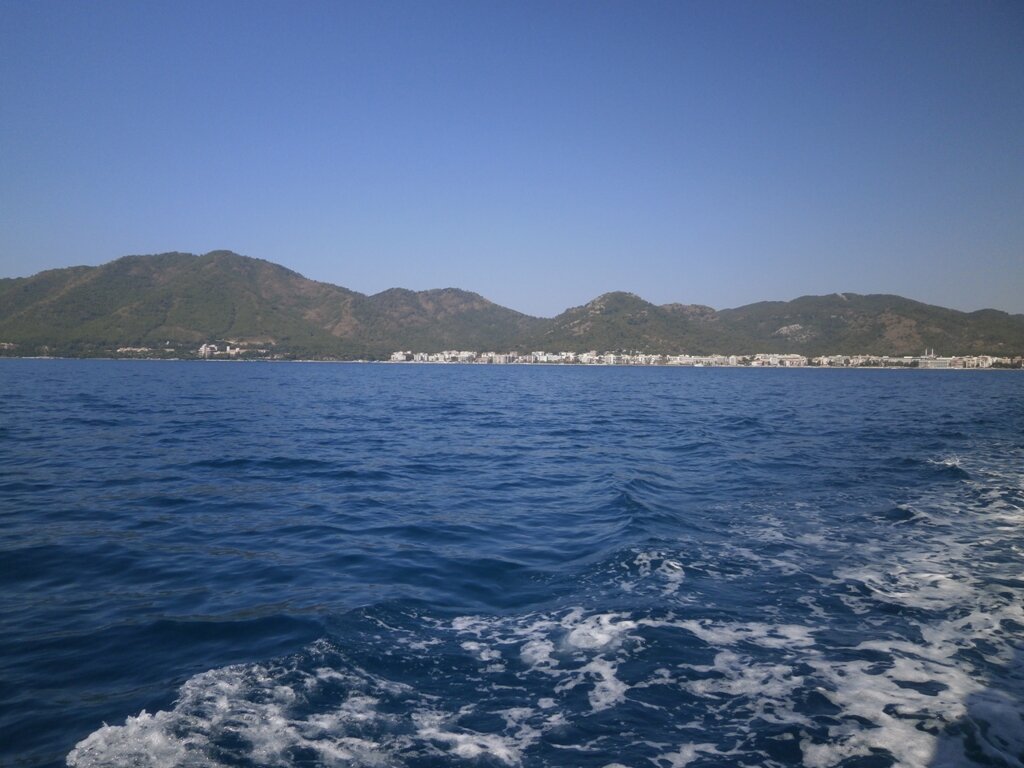 Залив. Город Мармарис вдали