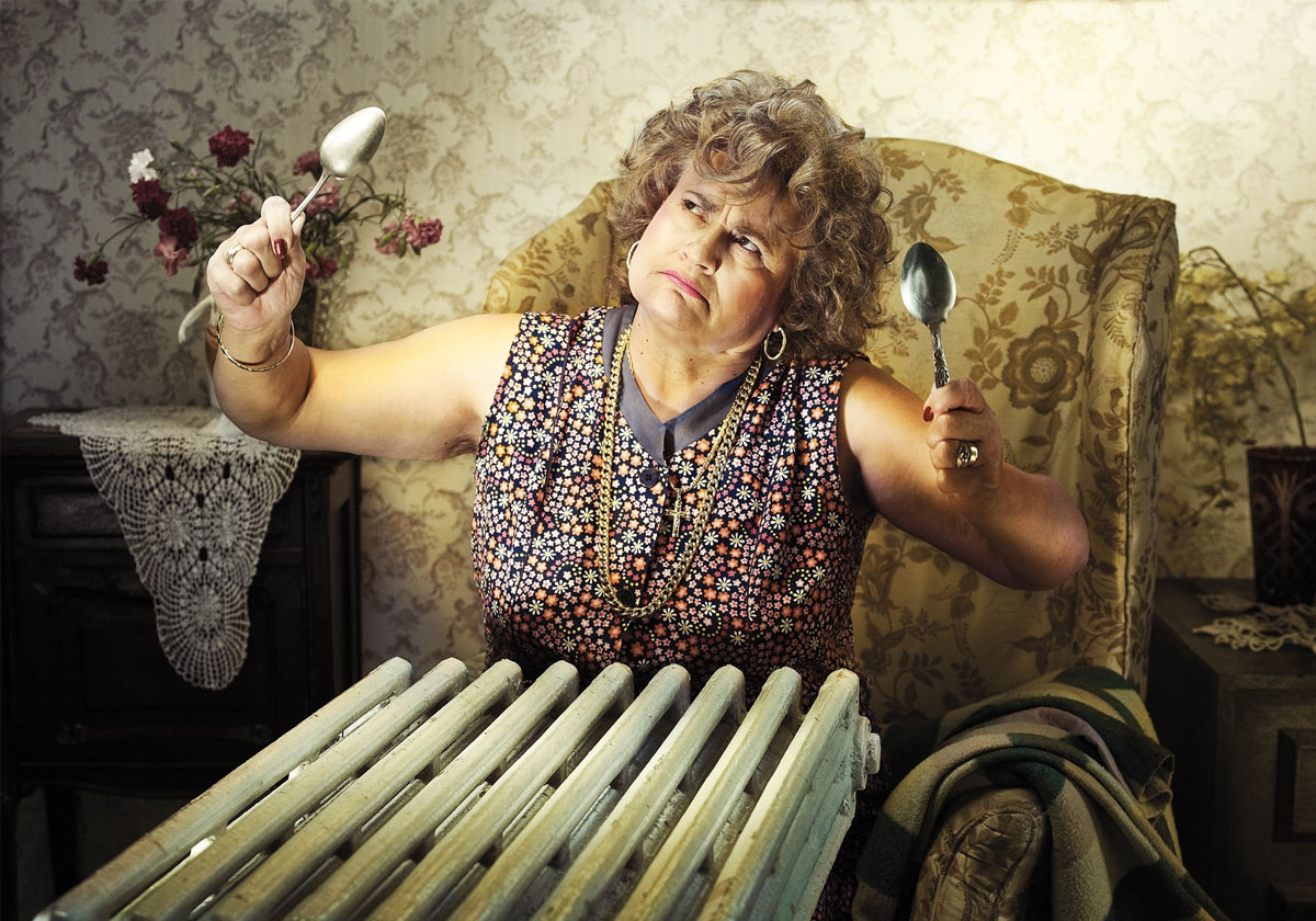 Соседи ссорятся. Женщина и ее соседи. Общение с соседями. Женщина и ее соседи. Женщина заглядывает в дверь.