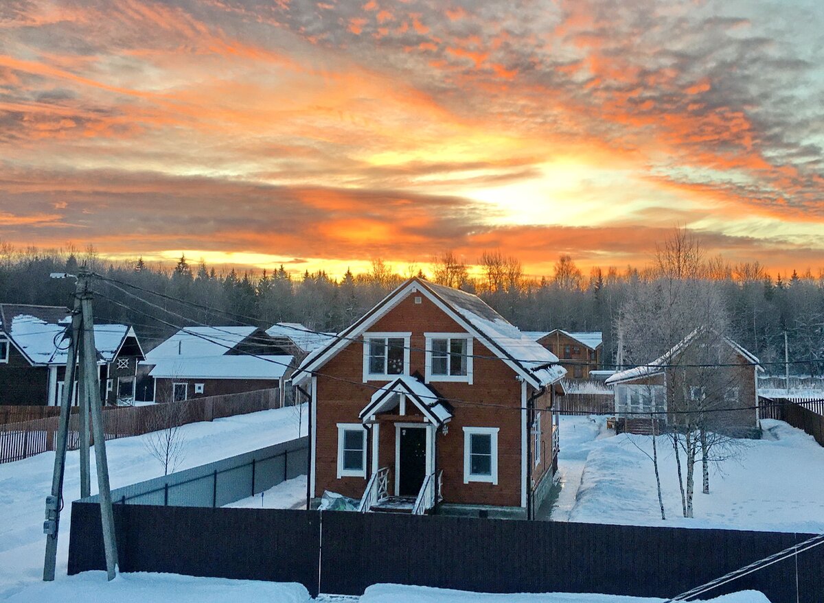 Великолепный зимний рассвет в нашем ДПК. Фото автора статьи.