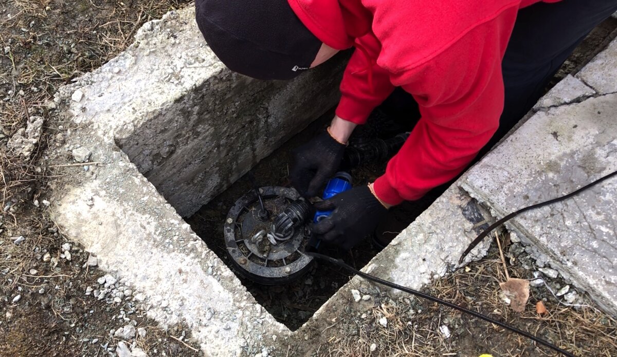 Желательно хоть по чуть-чуть, но во всем разбираться. Это позволит вам быть независимым и быстро решать проблемы 