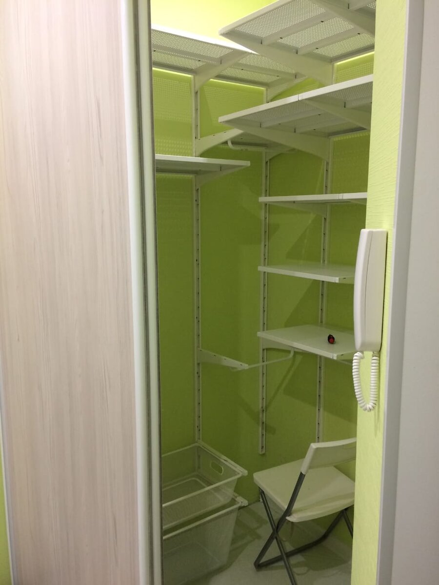 Наша маленькая гардеробная. Постарались выжать максимум из 1,5 кв.м 