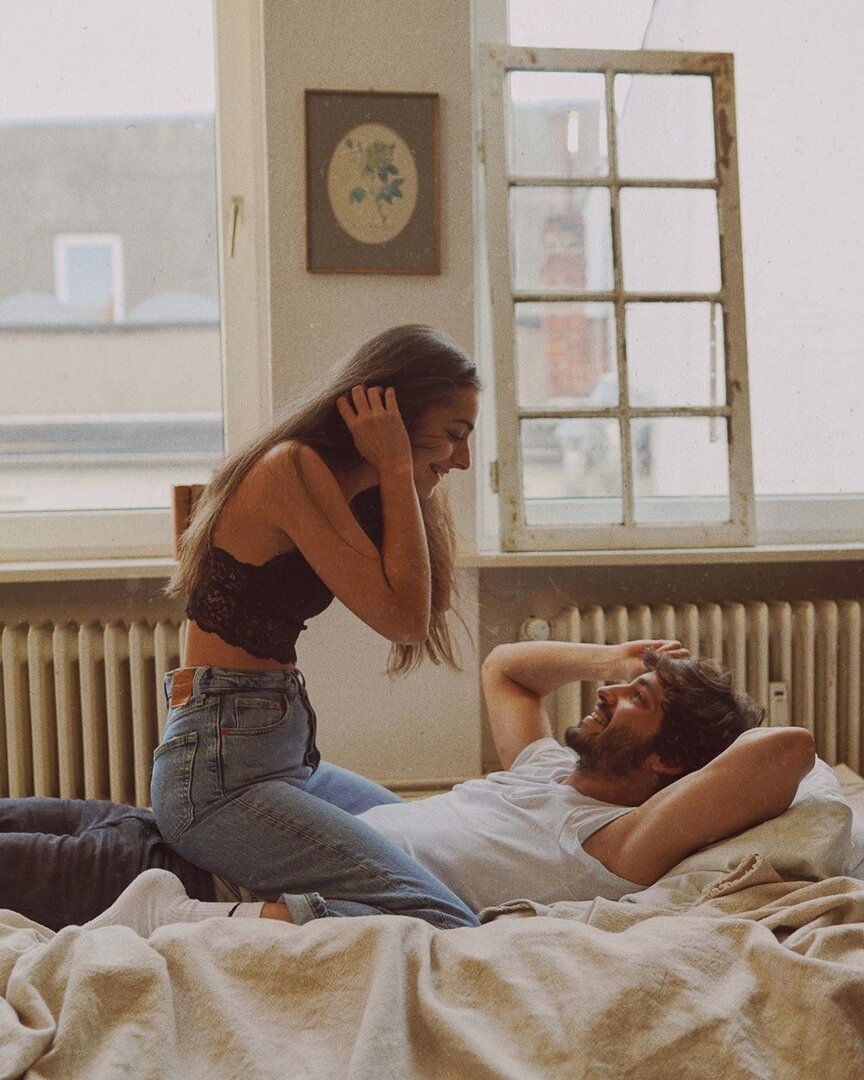 
1. МЫ ЗАДАЁМ МАЛО ВОПРОСОВ

Мы не задаем вопросы, потому что нам не хочется услышать неприятные ответы. Мы не желаем портить радужную картину. Если вам отчаянно хочется любви, если вы хотите во что бы то ни стало связать свою жизнь с конкретным человеком, вы боитесь разрушить свою мечту, уклоняетесь от неприятных тем.

Истина состоит в том, что в любви и вообще в жизни ПРЕБЫВАТЬ В СЧАСТЛИВОМ НЕВЕДЕНИИ ОПАСНО. Чем больше информации вы имеете о своем партнере, тем легче вам решить, подходит он вам или нет. Чем меньше вы знаете о человеке, тем больше вероятность, что ваш союз окажется неблагополучным, приведет вас к разочарованию или душевной травме.

2. МЫ ИГНОРИРУЕМ ПРЕДОСТЕРЕГАЮЩИЕ СИГНАЛЫ

Как это ни парадоксально, чем больше вы склонны к добру и любви, тем меньше значения вы придаете предостерегающим сигналам. Вы привыкли находить в людях только хорошее, доверять им, поэтому отрицательные качества и отклонения от нормы воспринимаются вами снисходительно. Но придет время, и за снисходительность придется расплачиваться.

Эта тенденция — одна из наиболее опасных ошибок, которые мы совершаем в своей личной жизни. Мы не хотим видеть того, что нам неприятно. Тем самым мы обрекаем себя на разочарование, измену и обиду.

3. МЫ ИДЁМ НА ПРЕЖДЕВРЕМЕННЫЕ КОМПРОМИССЫ

Речь идет о приспособленчестве, к которому вы прибегаете, вступая в контакт с новым партнером. ОПАСНОСТЬ ПРЕЖДЕВРЕМЕННЫХ КОМПРОМИССОВ СОСТОИТ В ТОМ, ЧТО ВЫ С САМОГО НАЧАЛА ОТКАЗЫВАЕТЕСЬ ОТ СВОЕГО «Я» РАДИ ЛОЖНОГО ЧУВСТВА ЛЮБОВНОЙ ГАРМОНИИ.

Мы идем на компромиссы в самом начале любовных отношений, руководствуясь главным образом двумя мотивами:

• Компромисс необходим, потому что вы недостаточно совместимы. Ваш партнер слишком отличается от вас, и вам приходится наступать на горло собственной песне, иначе у ваших отношений не будет будущего.

• Вы идете на компромисс, потому что отчаянно нуждаетесь в любви, хотите во что бы то ни стало добиться взаимности. Возможно, ваш партнер вовсе не хочет, чтобы вы отказывались от своего «я», но вы так боитесь его разочаровать, что сами вводите его в заблуждение. Вы изо всех сил стараетесь изобразить из себя «идеального партнера».

4. МЫ ПОДДАЁМСЯ СЕКСУАЛЬНОМУ ОСЛЕПЛЕНИЮ

Вы можете быть влюблены не в человека, а в собственную страсть. КОГДА ВЫ НАУЧИТЕСЬ ОЦЕНИВАТЬ ЛЮДЕЙ НЕ ВЗГЛЯДОМ, А СЕРДЦЕМ, ВАМ БУДЕТ ЛЕГЧЕ НАЙТИ ПОДХОДЯЩЕГО ПАРТНЕРА.

5. МЫ ПОДДАЁМСЯ МАТЕРИАЛЬНОМУ СОБЛАЗНУ

Каждому из нас хотелось бы считать, что мы выше подобной меркантильности, что на нас такие вещи не действуют. Однако на практике трудно избавиться от влияния материальных соблазнов. К сожалению, на протяжении всей истории женщин лишали самостоятельности и власти, поэтому они всегда стремились к знаменитым и богатым мужчинам.

ЕСЛИ ВЫ ВЫБИРАЕТЕ СЕБЕ ПАРТНЕРА ПО ПРИНЦИПУ МАТЕРИАЛЬНОГО, А НЕ ЭМОЦИОНАЛЬНОГО БЛАГОПОЛУЧИЯ, ВЫ ОБРЕКАЕТЕ СЕБЯ НА НЕСЧАСТЬЕ.

6. МЫ НЕДООЦЕНИВАЕМ ФАКТОР СОВМЕСТИМОСТИ

Десять типов любовных отношений, обреченных на неудачу:

• Вы любите партнера гораздо сильнее, чем он вас.
• Партнер любит гораздо сильнее, чем вы.
• Вы любите не партнера, а его потенциал.
• Вы «спасаете» партнера.
• Вы смотрите на партнера снизу вверх.
• Вас привлекают внешние атрибуты.
• Вы недостаточно совместимы.
• Вы выбираете партнера из духа противоречия.
• Партнер как противоположность предыдущего партнера.
• Партнер недоступен.

РОКОВЫЕ НЕДОСТАТКИ, КОТОРЫХ НУЖНО ОПАСАТЬСЯ:
1. Опасные привычки.
2. Агрессивность.
3. Комплекс жертвы.
4. Властность.
5. Сексуальная неполноценность.
6. Инфантильность.
7. Эмоциональная холодность.
8. Любовная травма.
9. Травмированность детскими воспоминаниями.

ШЕСТЬ КАЧЕСТВ, КОТОРЫЕ СЛЕДУЕТ ИСКАТЬ В ПАРТНЕРЕ:
1. Стремление к самоусовершенствованию.
2. Эмоциональная открытость.
3. Честность.
4. Зрелость и ответственность.
5. Уважение к себе.
6. Позитивная жизненная позиция.

Барбара де Анджелис «Формула любви»