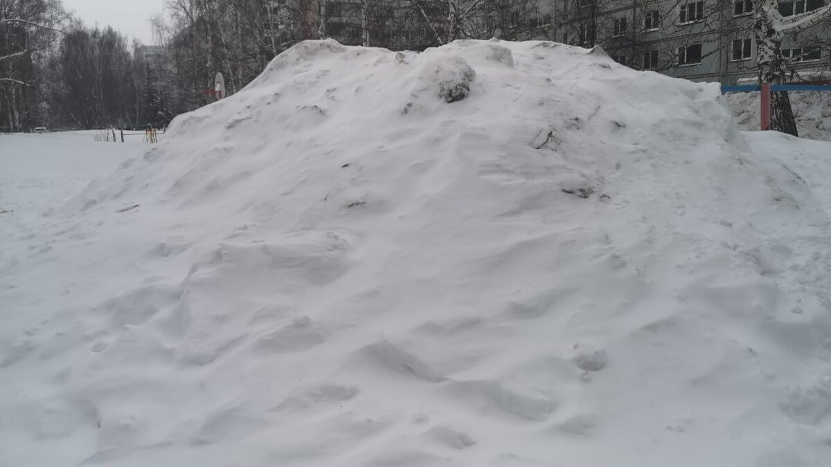 Своё фото: сугробы во дворе