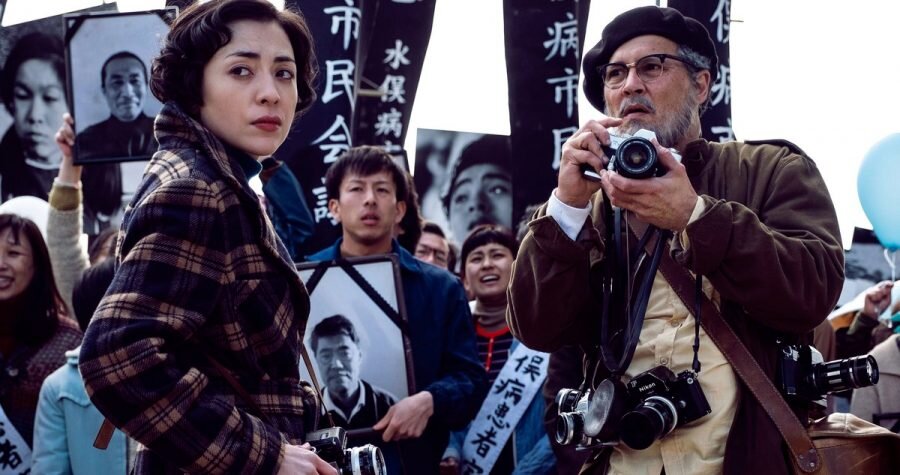 1970-е. Военный фотограф Юджин Смит по заданию журнала Life возвращается в Японию, где в небольшом прибрежном городке Минамата разворачивается экологическая катастрофа. Именно оттуда Смит сделает репортаж, который потрясет весь мир, снимет величайшие кадры в истории фотографии и пройдет трудный путь преодоления и познания себя.