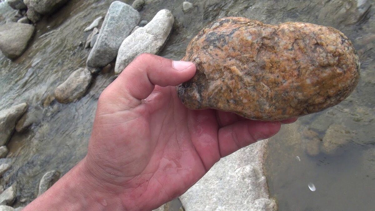 Камень или холодное оружие?