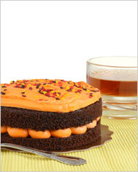 Когда у Рака всё хорошо в жизни, он ни в чем не отказывает своему желудку и с удовольствием подчиняется его капризам: пробует новые продукты и рецепты, ходит в лучшие рестораны и выбирает самые экзотические блюда во время заграничных путешествий. Когда что-то идет не так, как хотелось бы, Рак ищет утешение в еде: съедает килограммы пирожных и шоколада с ароматным чаем или проводит вечер у телевизора с пивом и чипсами.