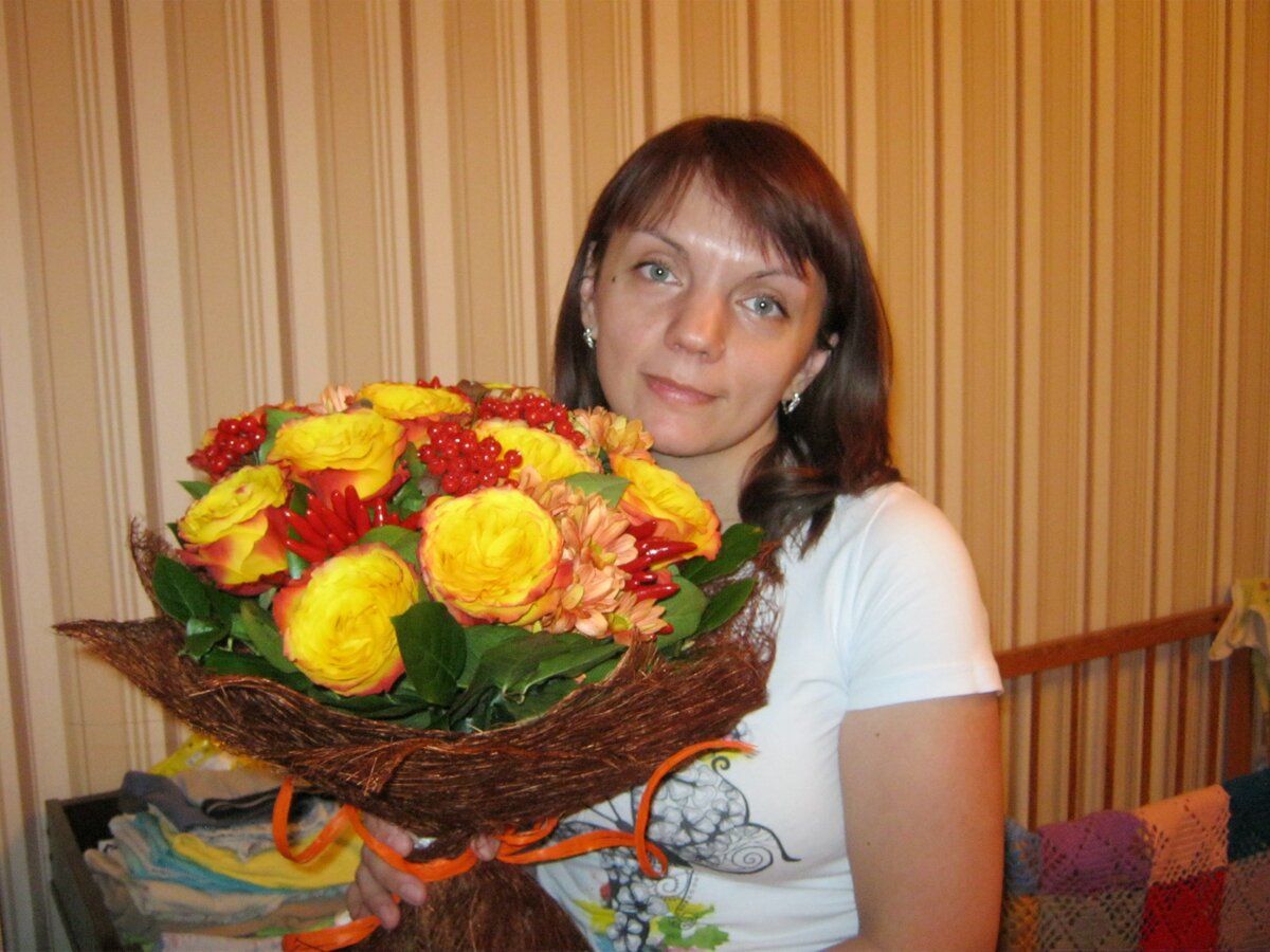Мой муж тоже настолько редко дарит мне букеты, что каждый из них я запоминаю. Это цветы на первый день рождения сына:)