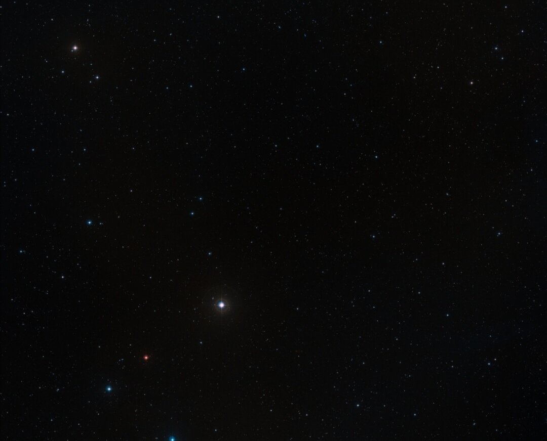 Это полученное в оптических лучах широкоугольное изображение области вокруг далёкого квазара P172+18 составлено из полей цифрового обозрения неба DigitizedSkySurvey 2. Самобъектнаходитсяоченьблизкокцентруполя. На фото он, конечно, не виден, но видно множество других, гораздо более близких галактик.