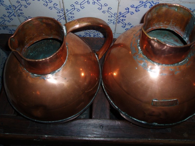 Вода в таких кувшинах будет храниться долго и не испортится. Главное, чтобы сама вода была хорошая, родниковая.