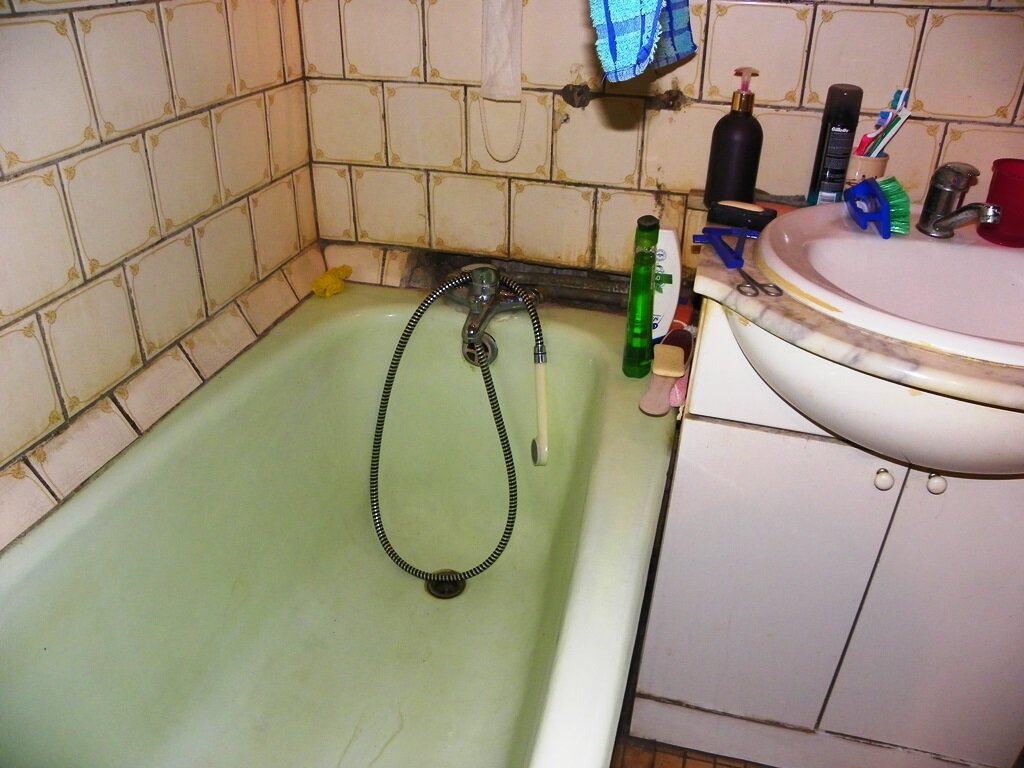 Пример ванной в квартире, где между собственниками не достигнуто согласие на совместные расходы на выполнение ремонта.