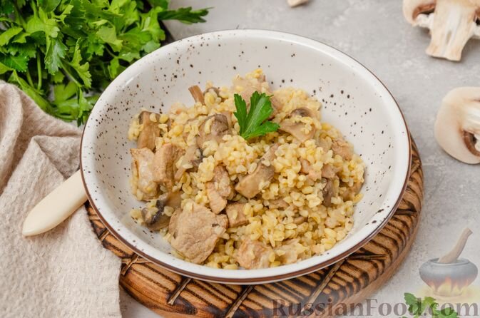 булгур, свинина, шампиньоны, лук репчатый, лавровый лист, перец душистый горошком, соль, масло растительное