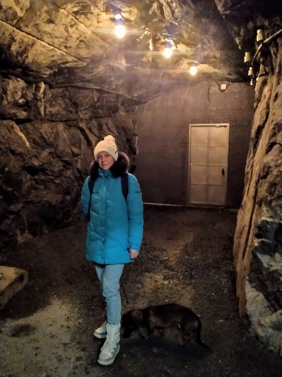 Внутри гранитной скалы. Вход с собаками в музей разрешен.