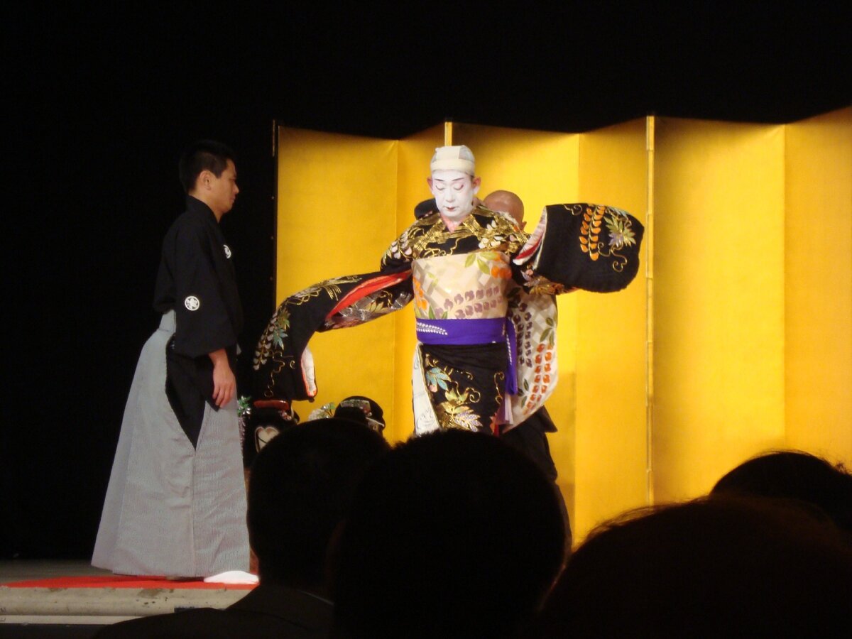 Актера одевают в женское кимоно.