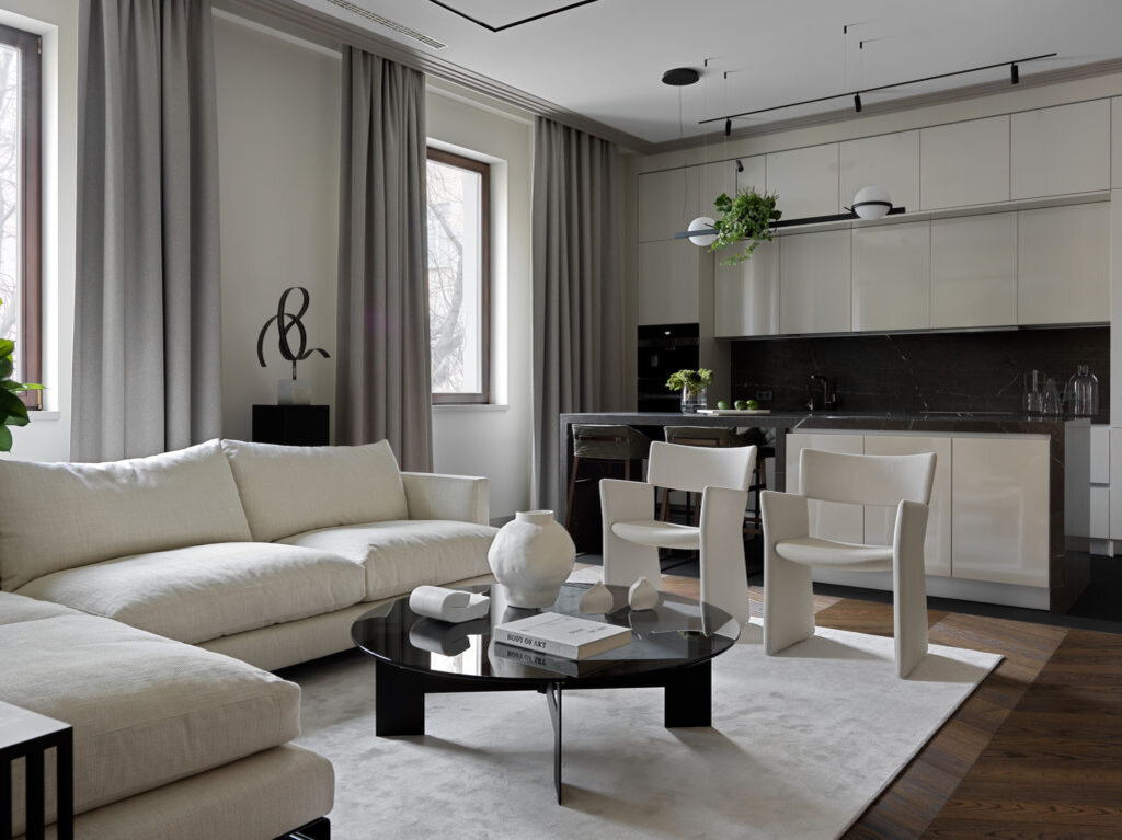  Гостиная-кухня. Диван, Flexform; журнальный столик, Minotti; кофейный столик, Flexform; светильник, De Padova; зеркало, Meridiani; паркет, Dennebos Flooring; ковер Emotion, Carpetlinq; скульптура, Moon-stores.