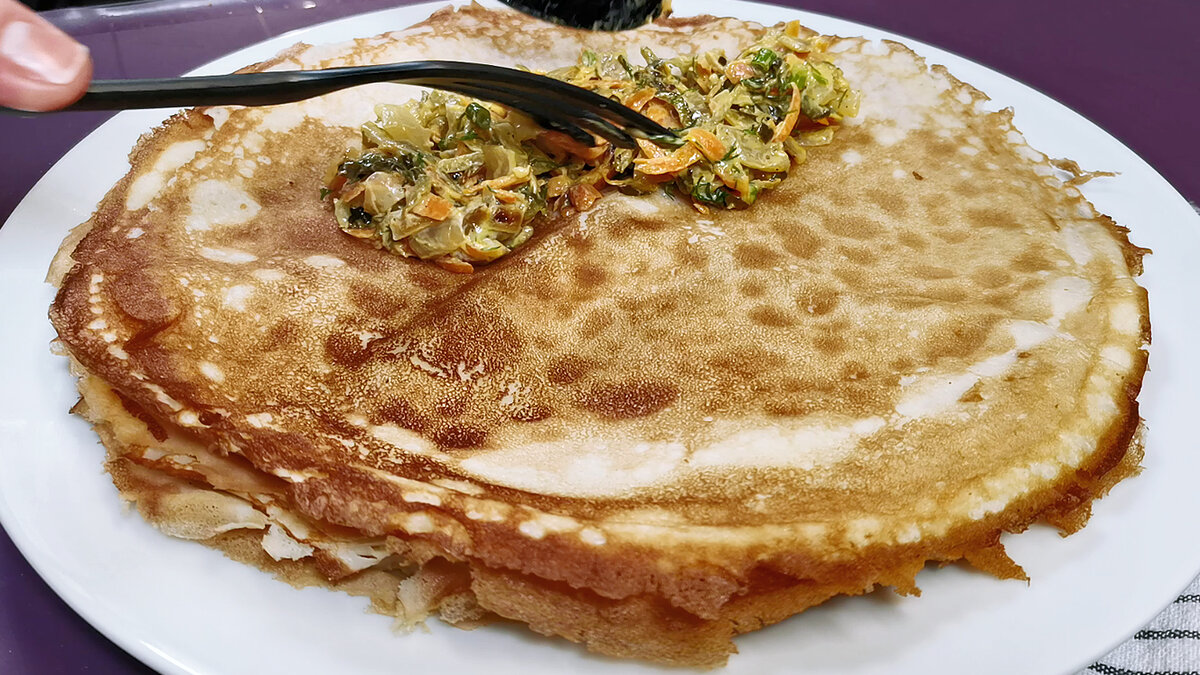 Зажарку с солеными огурцами использую как начинку для блинов (и еще в двух вариантах для яиц и бутербродов)