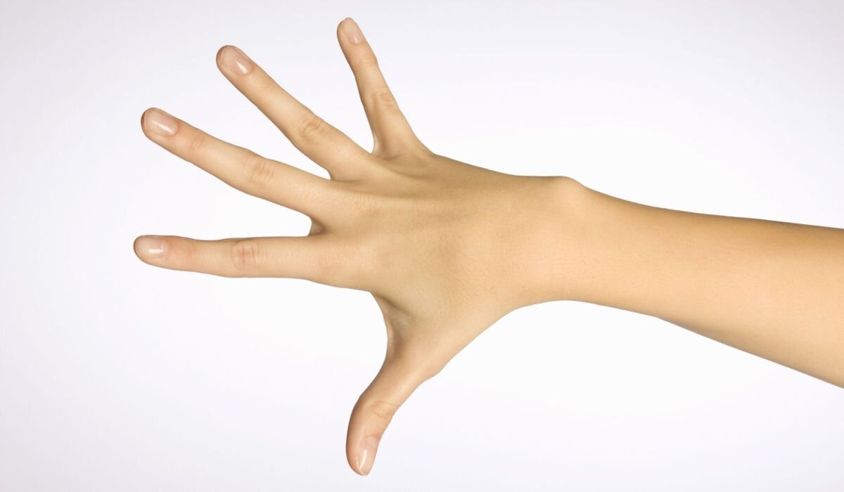 Чтобы увидеть энергетические поле, смотрите на однородный фон сквозь растопыренные пальцы