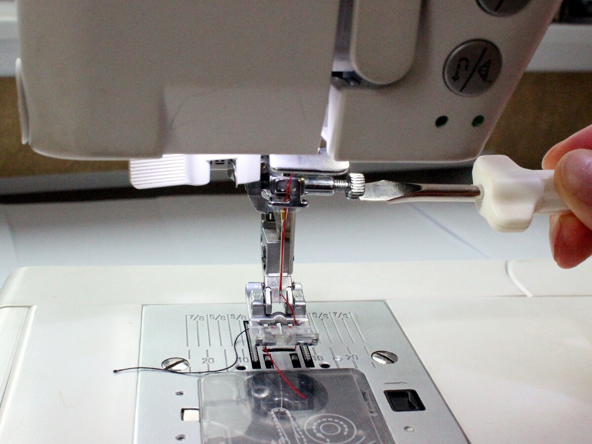 Как заправить и пользоваться двойной иглой на швейной машинке