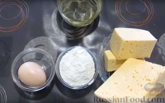 Приготовим продукты для сырных палочек.
