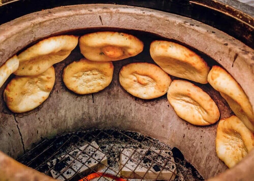 Кто не любит лепешки или шашлык, приготовленные в тандыре? Наверное, нет таких. Но мало, кто из нас задумывался, как появилась эта печь в кавказской кухне. Об этом мы и расскажем в этой статье.