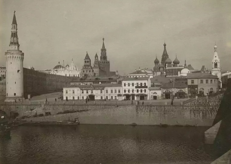 Белое здание в центре, украшенное шестиконечными звёздами - первая московская синагога. Фотография с сайта https://Еврей.рус