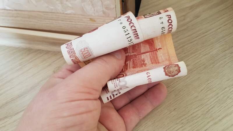 Пятерки были скручены в трубочку и спрятаны в плинтусе