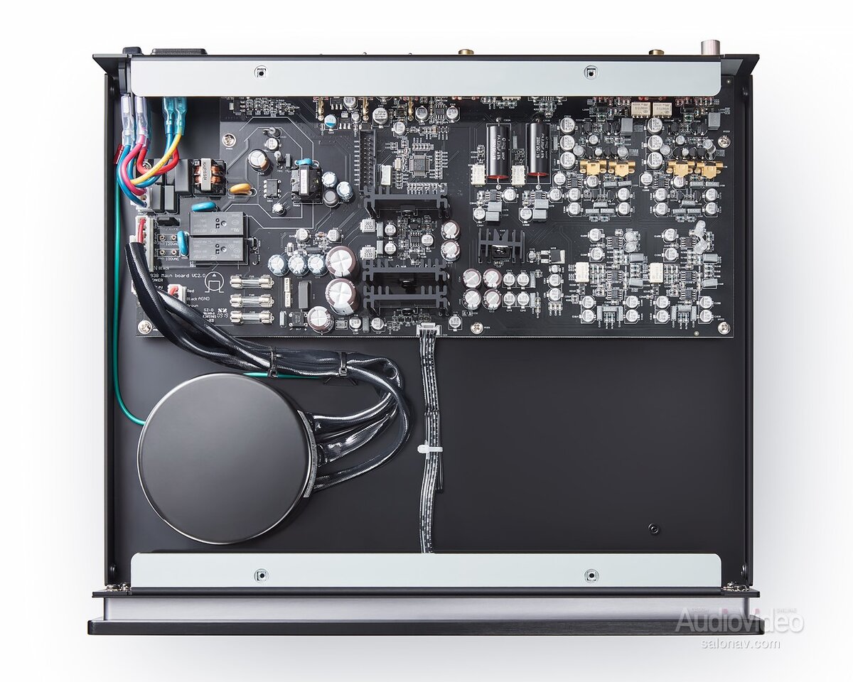 Это продвинутый аппарат,  способный работать практически с любыми головками и построенный на современной элементной базе - на высокоскоростных операционных усилителях с малыми шумами и искажениями.