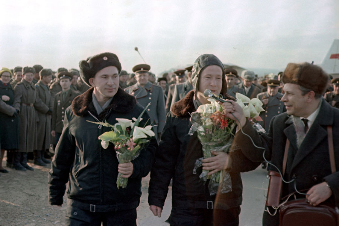 После возвращения. 1965 Леонов и Беляев. Встреча Космонавта Леонова 1965 год. Посадка Леонова и Беляева 1965. Встреча Космонавтов Беляев Леонов