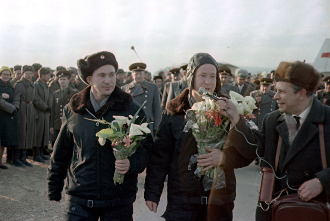 Встреча экипажа. 1965 Леонов и Беляев. Встреча Космонавта Леонова 1965 год. Посадка Леонова и Беляева 1965. Встреча Космонавтов Беляев Леонов.