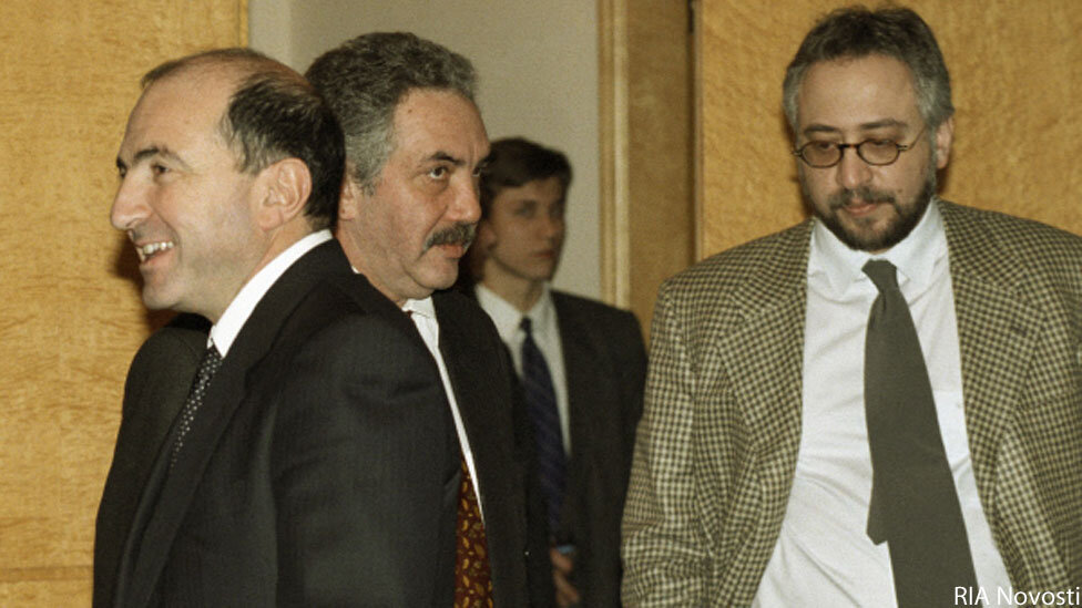 Слева направо - Березовский, Сагалаев и Сванидзе. На фоне - никем не узнанный мужчина, приглядывающийся к трем подозрительным лицам. 