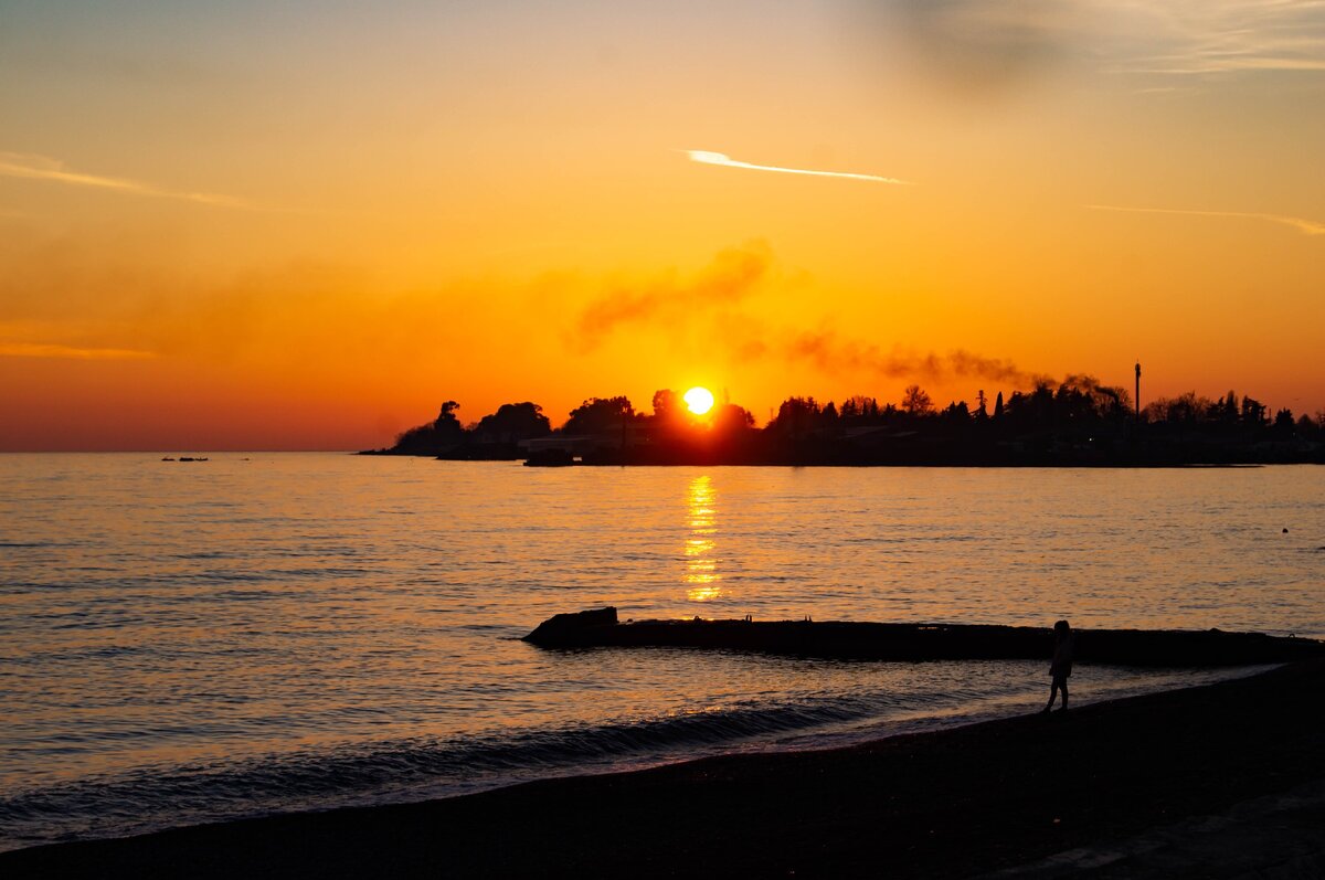 Набережная Сухума на закате прекрасна