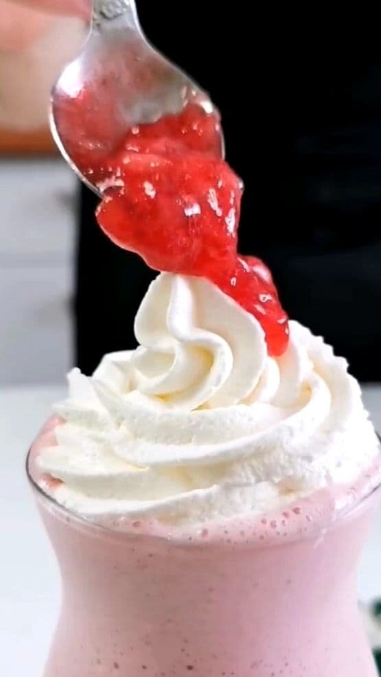 Клубнично-банановый Милкшейк