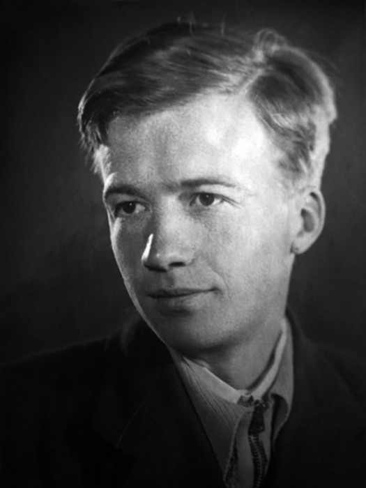 30 лет актёр не замечал свою любовь, она же, узнав о его свадьбе,долго плакала. Ему было почти 60,когда он сделал ей предложение6
