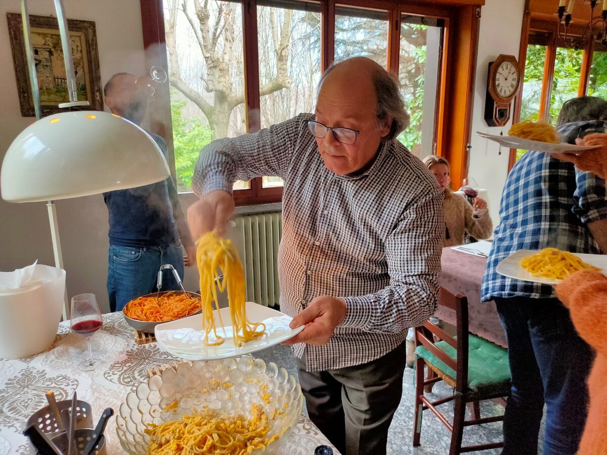 раздача "карбонары" на вилле в Ароне