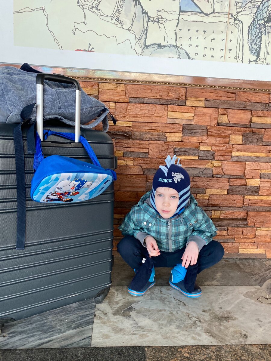 Фото автора. Петя сливается с рельефом на вокзале))) 