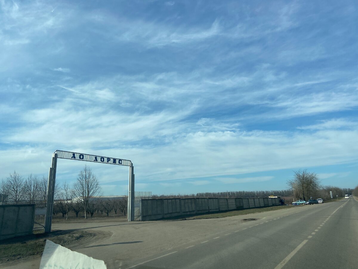 На въезде в посёлок