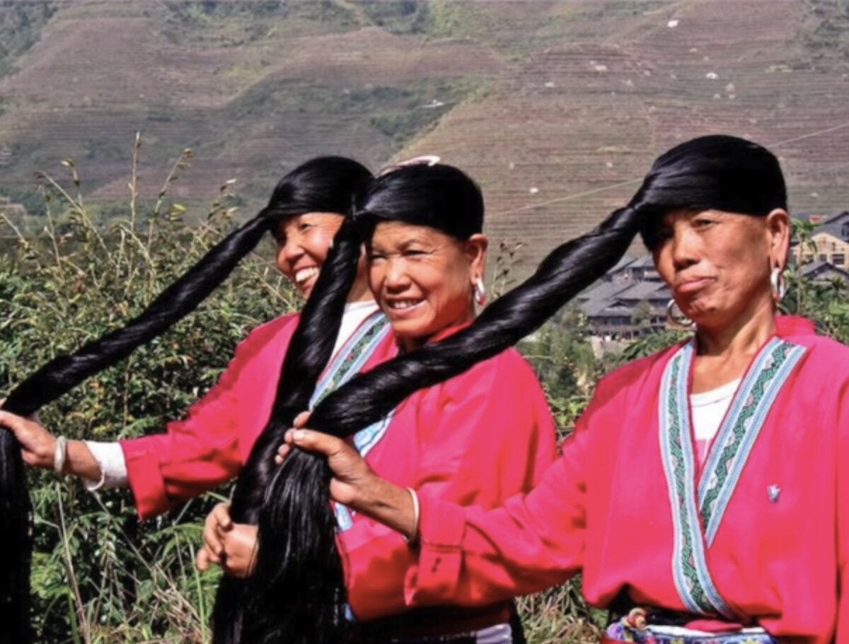 Женщины с длинными волосами здесь когда-то считались священными .Фото - xinhua 