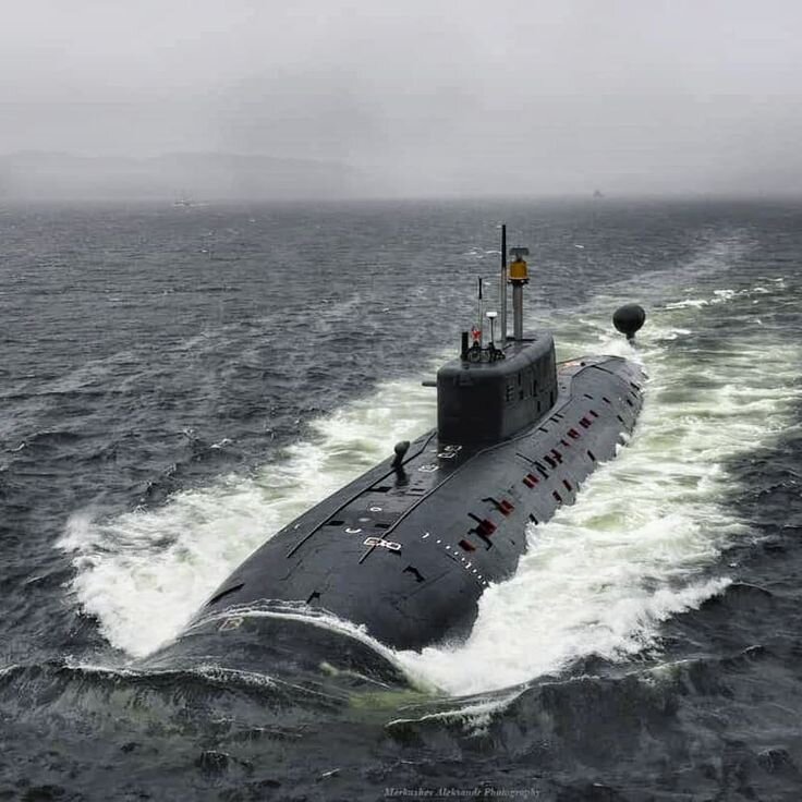 Лодка идет в надводном положении. Источник https://i.pinimg.com/736x/b7/89/65/b789659dcf255dd61e475f0d70b203fd.jpg