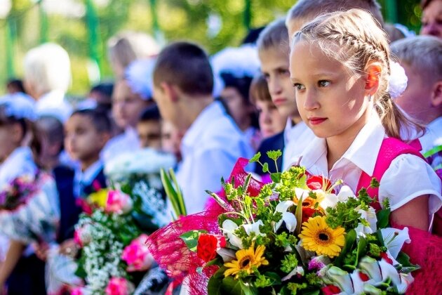 Да, совсем скоро начнется суматошная учебная жизнь. Но, честно сказать, не все дети, а с ними и родители считают этот день праздником. Дети ежатся от скорого возвращения строгого режима.