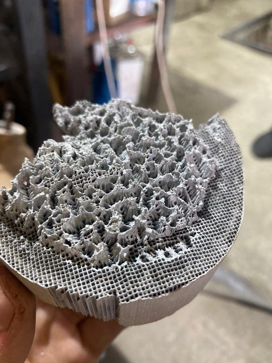 Демонстрация разрушенного катализатора после процедуры удаления в Хансервис.