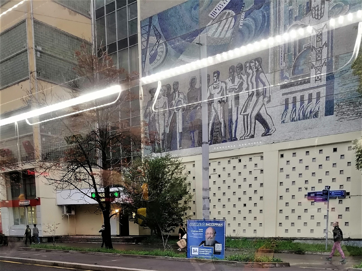 Одинокий плакат - никого уже не интересуют выборы