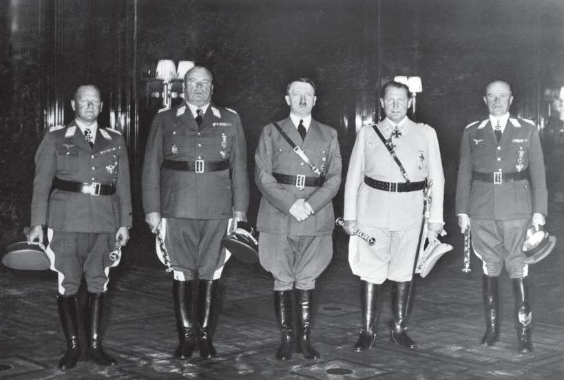 Пять основных персонажей, стоящих за развитием и командованием Люфтваффе: (слева направо) Эрхард Мильх, Хьюго Шперле, Адольф Гитлер, Герман Геринг и Альберт Кессельринг.