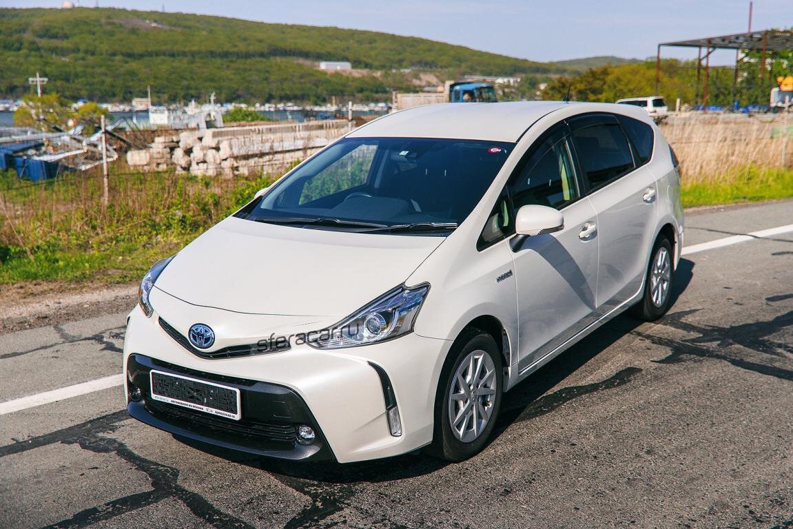 Toyota Prius Alpha 2017 салон