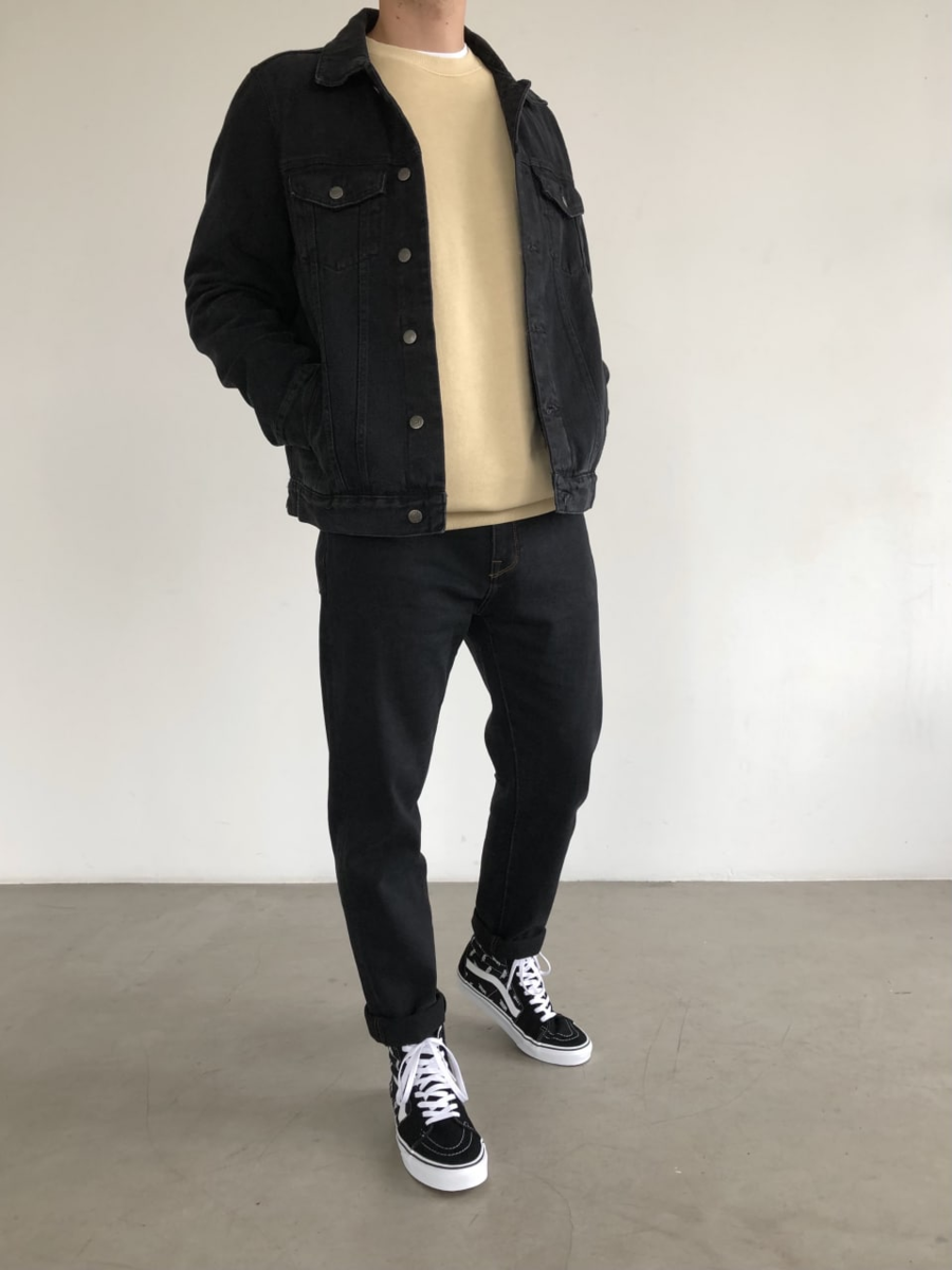 Образ с черной джинсовкой, бежевым свитшотом и кедами Vans.