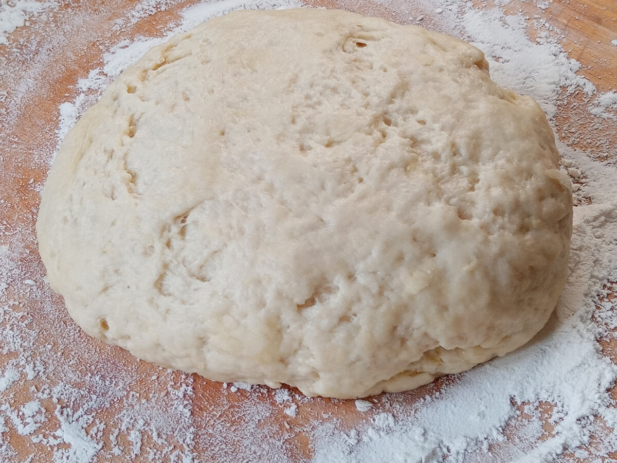 Тесто получается очень мягкое, эластичное, не прилипает к рукам, с ним легко работать.