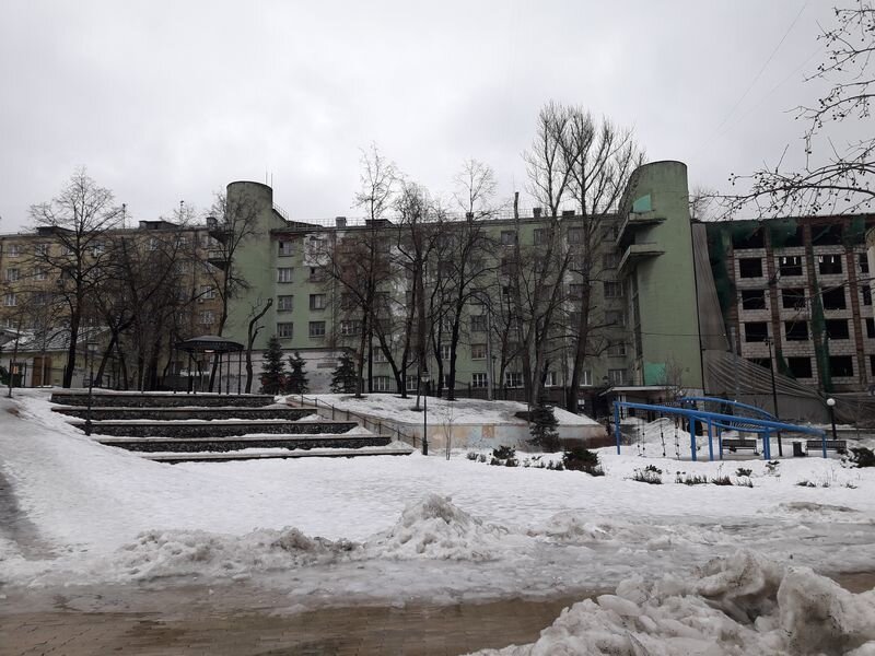 Здание Коммунистического университета, вид из парка в Большом Спасоглинищевском переулке. Фотография автора